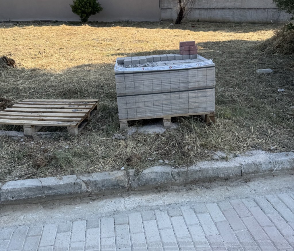 Μια παλέτα με κυβόλιθους τοποθετημένη σε ένα άδειο χώρο 