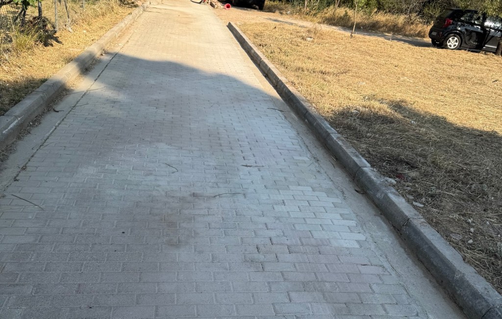 Ανακαινισμένος πεζοδρόμος με νέους κυβόλιθους, σε καλή κατάσταση και χωρίς λακούβες.