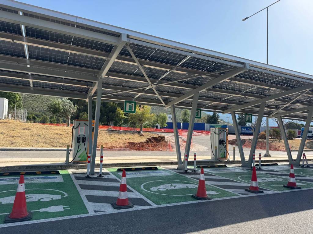 Ηλιακά πάνελ προσφέρουν σκίαση και δωρεάν φόρτιση